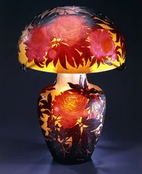 Eine Tischlampe aus doppelt überfangenem und geätztem Glas
