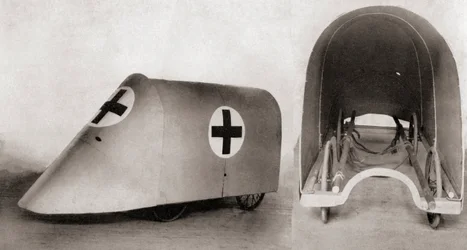 Kugelsicherer Tragenüberzug zur Rettung der Verwundeten und der Träger zwischen den Schützengräben während des Ersten Weltkriegs, aus The Illustrated War News, 1915