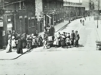 Ein Straßenorganist in Putney, London, 1886