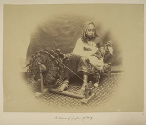 Eine Frau aus Jeypore beim Spinnen, ca. 1890