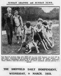 Bertrand Russell und seine Frau Dora Black mit Schülern ihrer Beacon Hill School, 1932