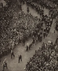 Der britische Premierminister Winston Churchill und sein Kabinett auf dem Weg zur Kirche St. Margaret, Westminster, für einen Dankgottesdienst für die Befreiung von der Bedrohung durch die Nazi-Invasion, 8. Mai 1945 (s/w Foto)