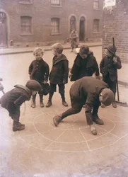 Kinder spielen auf den Straßen von London