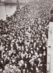 Menschenmengen warten auf Zugang zur Westminster Hall während der Aufbahrung von George V, 1936