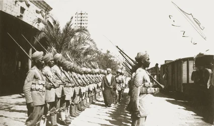 Emir Faisal am Bahnhof Lydda, Palästina, mit Sir Herbert Samuel, 1920