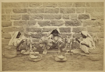 Weibliche Gefangene beim Baumwollspinnen im Gefängnis von Karachi. Fotograf: Michie and Company ca. 1873. 173 mm x 260 mm Archäologische Erhebung von Indien Sammlungen: India Office Series (Band 52).