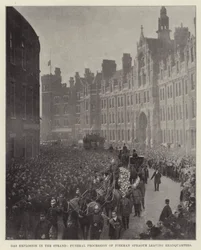 Gasexplosion im Strand, Trauerzug des Feuerwehrmanns Sprague verlässt das Hauptquartier