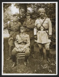 Gen. Sir James Willcocks und sein persönlicher Stab im Garten seines Hauptquartiers [Merville, Frankreich]. 31. Juli 1915