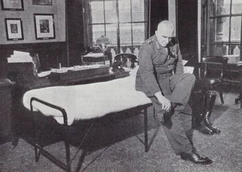 General Sir Edmund Ironside, Chef des Imperial General Staff, in seinem Büro im Kriegsministerium, wo er während des Zweiten Weltkriegs häufig schlief, 1939-1940