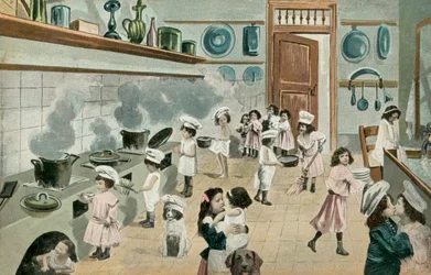 Mädchen kochen in der Küche