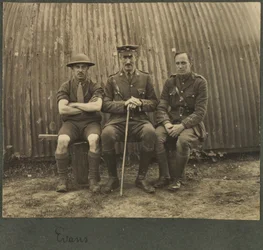 Gruppe von drei Soldaten vor einer Nissan-Hütte, ca. 1914-18
