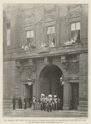 Ihre Majestät die Königin und die königlichen Besucher beobachten die Abreise des Herzogs von York und seiner Braut vom Buckingham Palace