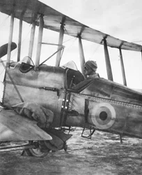 Wie die Kut-Garnison durch Flugzeug versorgt wurde: bereit zum Flug mit Getreidesäcken, aus The Illustrated War News, 21. Juni 1916