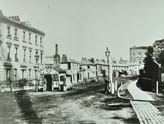 Kilburn Toll Gate am südlichen Ende der Kilburn High Road bei der Kreuzung von Kilburn Priory, Camden Libraries, 1875
