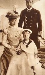 König George V., Königin Mary und ihr Sohn Edward VIII. an Bord der H.M.S. Crescent, ca. 1899