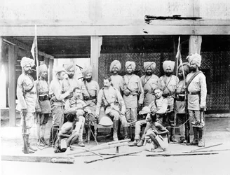 Lord Henry Rawlinson mit Sikh-Offizieren und gefangenen burmesischen Stammesangehörigen