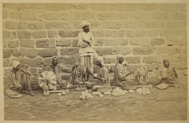 Männliche Gefangene wickeln Baumwolle auf Spinnrädern im Gefängnis von Karachi