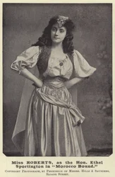 Miss Roberts als die ehrenwerte Ethel Sportington in Morocco Bound