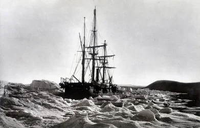 Nordpol: „Alert“ eingeklemmt in der Nähe von Kap Beechey, Robeson-Kanal - in „Narrative of a voyage to the Polar See during 1875-76“, G.S. Nares, ed. London