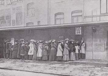 Vor der Grubentür des Kings Theatre, Hammersmith