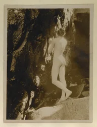 Fotografie von Alistair Graham nackt, aufbewahrt mit seinem Brief an Evelyn Waugh, ca. 1924 (Gelatinesilberdruck)