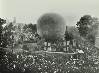 Poplar Recreation Ground: Menschenmengen beobachten einen Heißluftballon, 1892