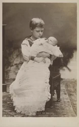 Prinz Edward von Wales, der seinen kleinen Bruder George pflegt (s/w Foto)