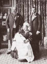Königin Victoria hält König Edward VIII. bei seiner Taufe am 16. Juli 1894