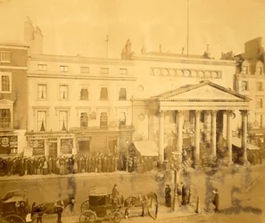 Schlange stehen am Haymarket im Jahr 1895 für die Premiere von Trilby mit Tree