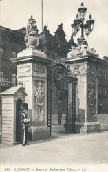 Wache am Buckingham Palace