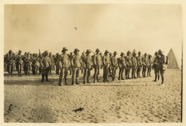 Zeigt einen Teil meiner Kompanie bei der Parade in Shusha - Libysche Wüste 6:30 Uhr, September 1916