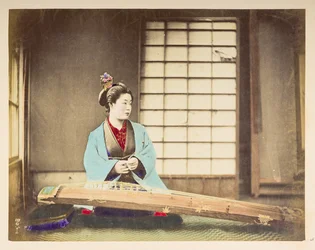 Singende Mädchen [Japan], Studio-Porträt einer japanischen Frau, die mit einem Saiteninstrument (eine Art Zither) vor sich auf dem Boden sitzt