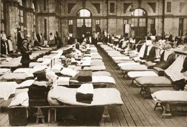 Schlafunterkunft: Die Kleine Halle, Alexandra Palace, Illustration aus Deutsche Gefangene in Großbritannien (Fotogravur)