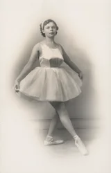 Leicht molliges Mädchen beim Ballett (s/w Foto)