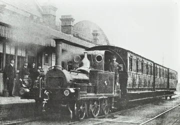 South Dock Station: eine vierachsige Tanklokomotive am Bahnhof, 1880
