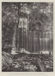 Der Fortschritt von Tasmanien, Russells Wasserfälle, zeigt den durchschnittlichen Wasserfluss während der Sommersaison