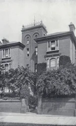 Die Residenz von Theodore Watts-Dunton und Algernon C. Swinburne, The Pines, Putney (s/w Foto)