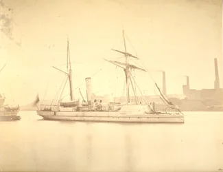 Die Steuerbordseite des Kanonenboots „Delta“, vor Anker im Fluss Tyne, um 1876