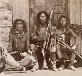 Drei Indianerkrieger, fotografiert von den Royal Engineers am neunundvierzigsten Breitengrad