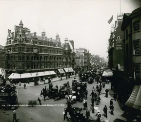 Tottenham Court Road von der Oxford Street, London