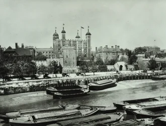 Tower of London, Tower Hill: vom Fluss, 1895