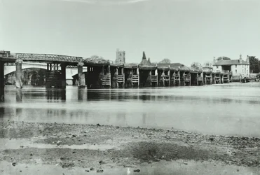 Ansicht der alten und neuen Putney Bridges mit Oasthaus und All Saints Church im Hintergrund, 1885