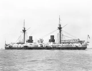 Ansicht des Panzerschiffs HMS Inflexible (Stapellauf 1876) nach dem Umbau zur Militärtakelage im Jahr 1885
