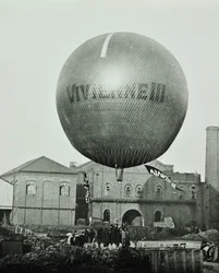 Vivienne III Ballon vor der Wandsworth Gas Company, 1898