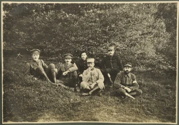 William Lawrence Bragg und Harold Roper Robinson mit anderen, Vogesen, 1915