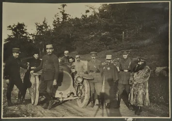 William Lawrence Bragg und Harold Roper als Teil einer Gruppe mit einem Auto auf einer Bergstraße, Vogesen, 1915