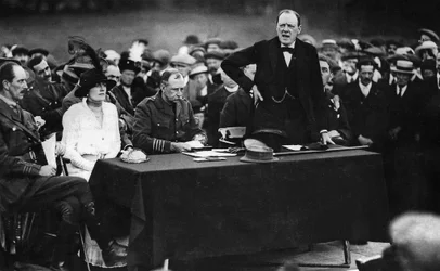 Winston Churchill während einer Rede in Enfield, England