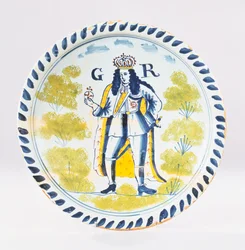 Bristol Delft polychrome königliche Porträtplatte mit Ganzkörperporträt von George I. in formellen Roben, ca. 1720