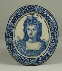 Eine Delfter blau-weiße ovale königliche Porträtplakette von Königin Anne, wahrscheinlich London, ca. 1705