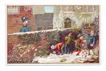 Viktorianische Weihnachtskarte von Jungen, die sich hinter einer Ziegelmauer verstecken und einen Schneeball auf einen Polizisten werfen, um 1880 (Farblitho)